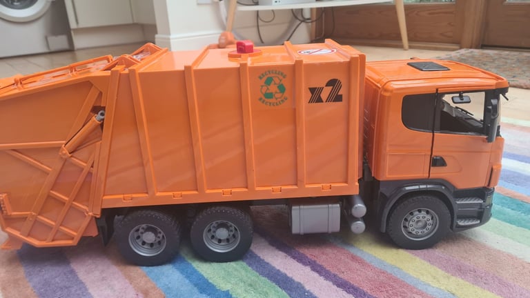 Toy bin lorry