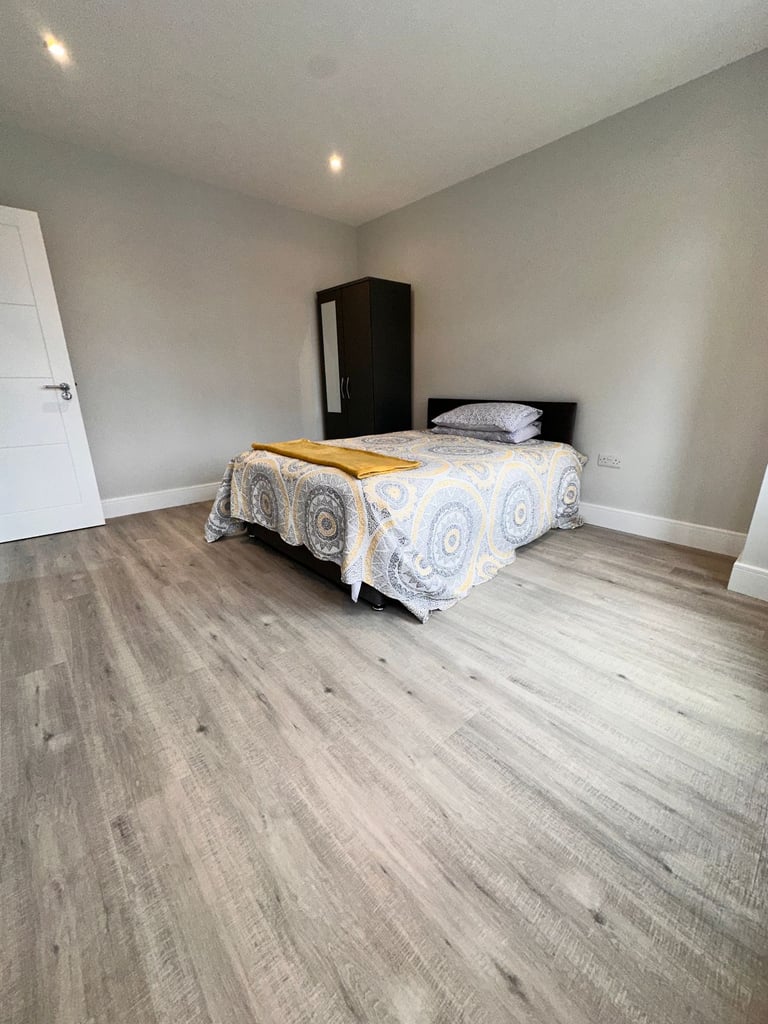 Short and Long-term stays, BRAND NEW Double Room, Twin Room and Single Rooms in EXCELLENT NEW HOUSE