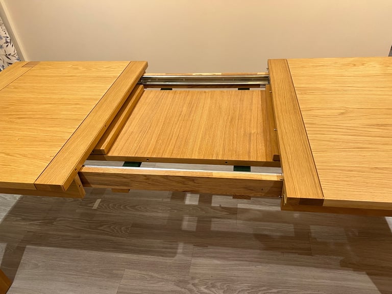 M&S SONOMA EXTENDING DINING TABLE - AS NEW - OAK 6-8 SEATER