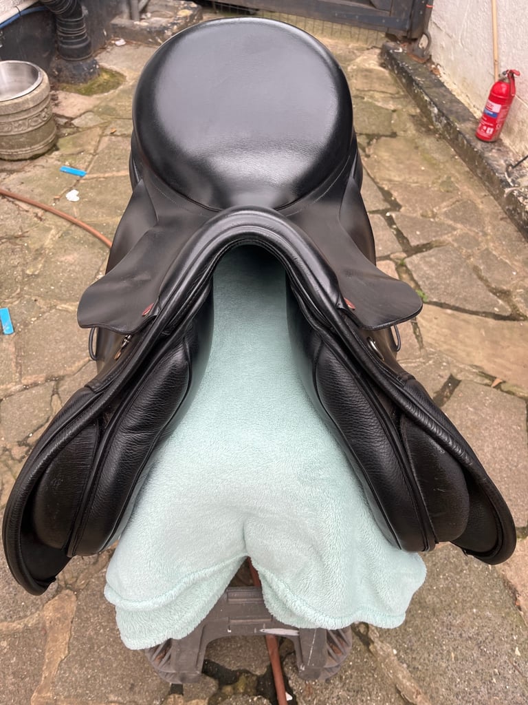 Horse saddle 17.5 inch Kent and Masters Original High Wither GP HGP Black Adjustable