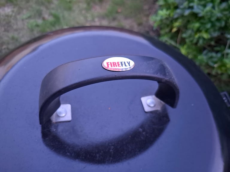 57cm Firefly Kettle BBQ – Used Charcoal Grill in Great Condition, Ready to Cook!