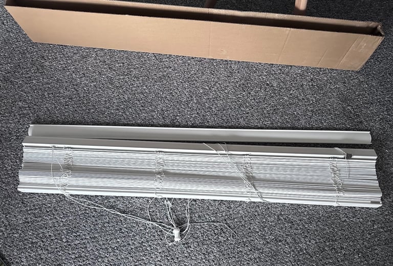 image for White fauxwood venetian blind