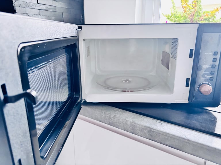 Black , fully working microwave 