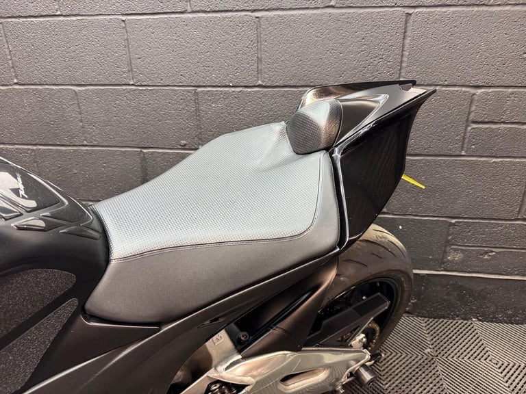 2011 Aprilia Tuono 1000 V4 1000 V4 R APRC Petrol Manual (165 bhp)