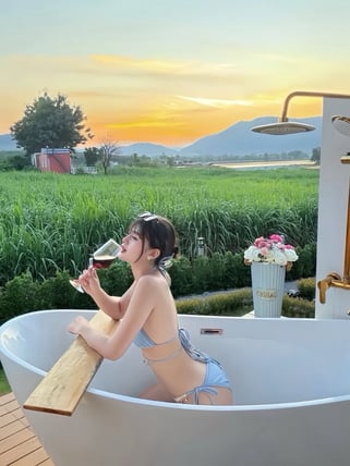 อันนา - sideline รับงาน บางนา ศรีนครินทร์