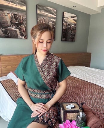 โมนา - sideline รับงาน รัชดา17