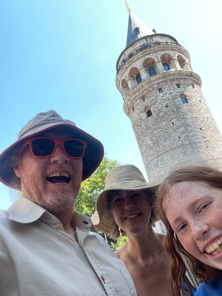 J’ai tourné cette vidéo du 4ème étage du restaurant Odessa, en buvant une bière. On pourrait penser qu’un endroit avec cet emplacement cherche surtout à attirer des touristes, mais je pense que c’était en fait le prix le plus bas que j’ai payé pour une bière, et elle venait avec l’une des vues grandioses du monde, gratuitement. J’ai aussi dégusté de superbes mezzés ici car nous ne voulions pas quitter la vue.