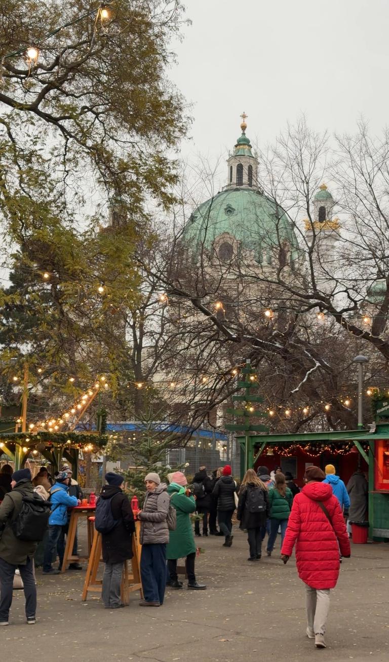 ART ADVENT on Karlsplatz