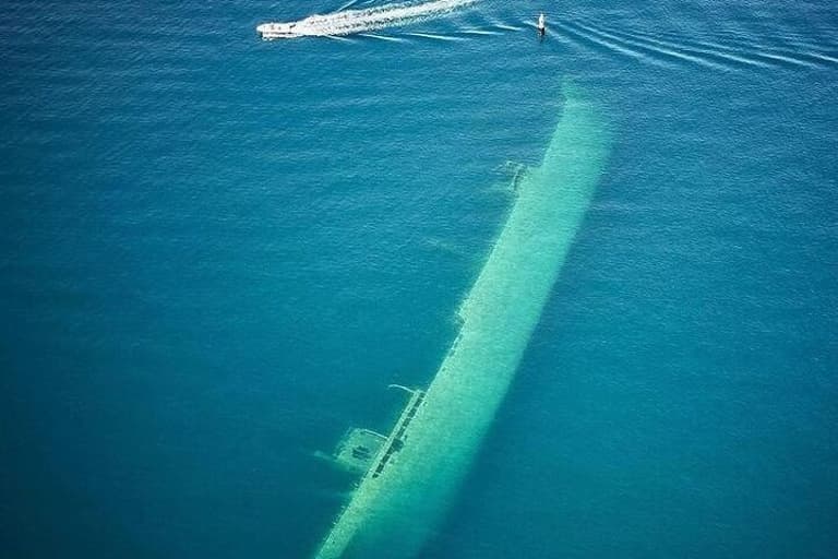 Sarandë: Cruise with Drinks, Snorkel at Shipwreck & Swim Stops