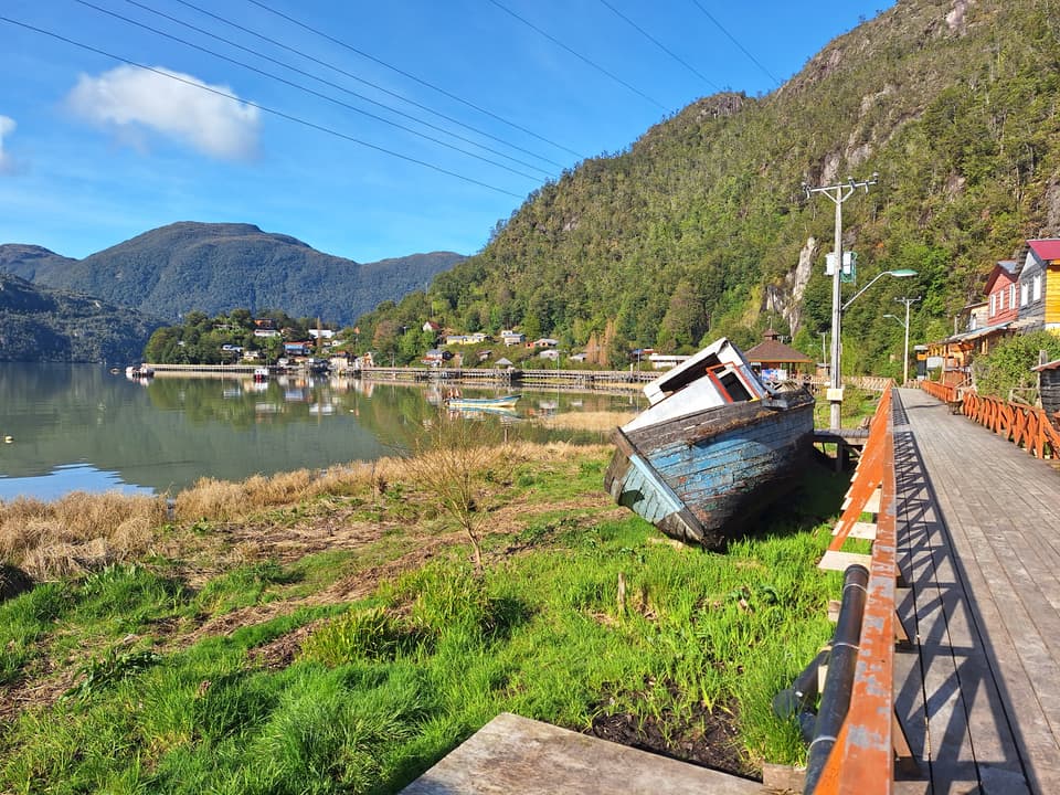 Slow Travel in Caleta Tortel: Boardwalks, Glaciers & Life at the End of the Carretera Austral