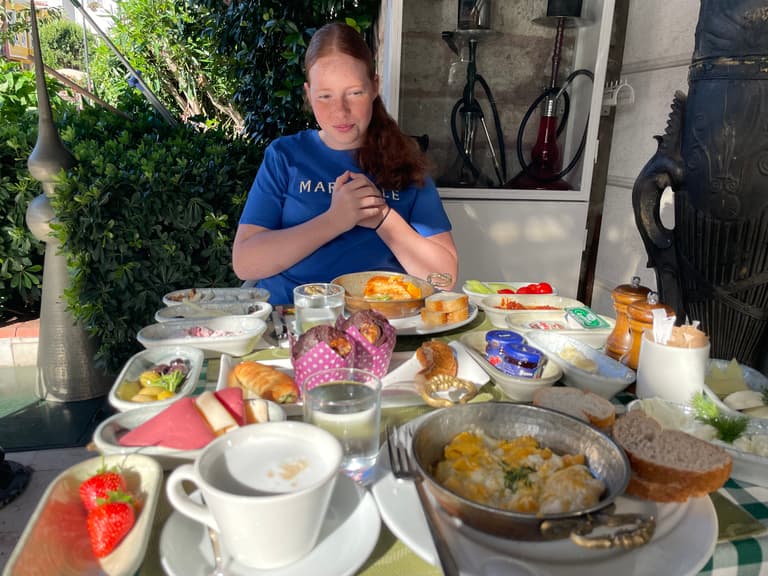 Profitez de votre séjour à Istanbul avec un photographe local, obtenez des photos de qualité et immortalisez vos vacances avec des clichés durables. La séance photo sera réalisée dans des lieux incontournables comme ; —Mosquée Bleue, Sainte-Sophie, restaurant Sevenhills, pont de Galata, mosquée Ortakoy— Recevez toutes les photos le jour même, choisissez 40 photos à faire éditer et retoucher en 1-2 jours, qui seront livrées.