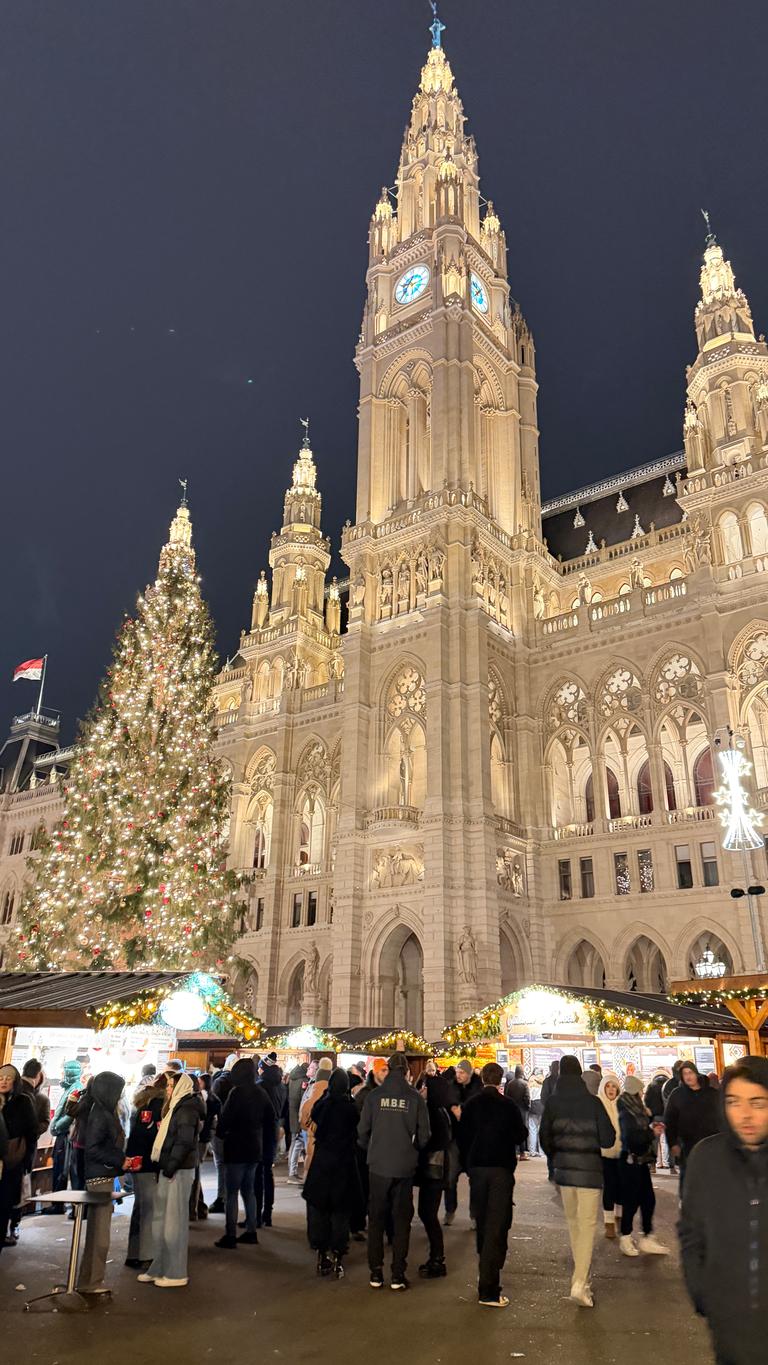 Rathausplatz Christkindlmarkt