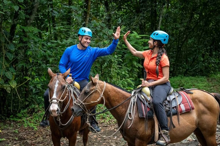 Tour di avventura con zipline, rappel e passeggiate a cavallo a La Fortuna