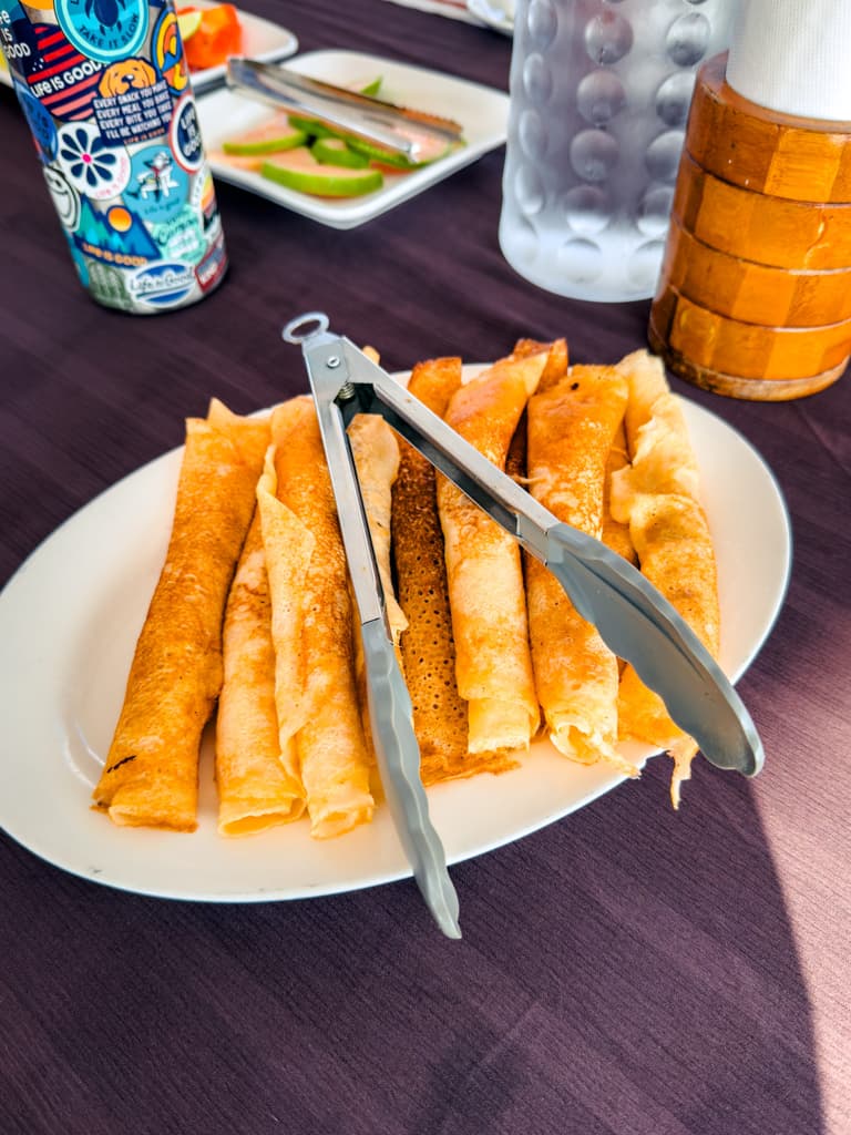 Pfannkuchenröllchen mit süßer lokaler Füllung