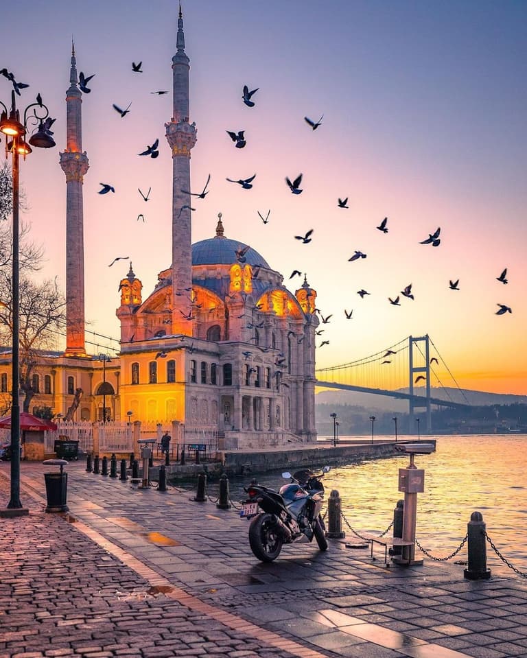 Le charme visuel d’Istanbul prend vie à travers ses ferries animés, son skyline dramatique et ses rues vibrantes. L’alliance de l’architecture historique et de la vie urbaine dynamique offre d’innombrables opportunités photographiques que les adolescents trouveront captivantes et amusantes. Pour des souvenirs familiaux mémorables, les terminaux de ferry offrent des décors dynamiques avec des bateaux et des reflets d’eau, surtout lors de l’heure dorée juste avant le coucher du soleil. Le bord de mer d’Ortakoy, avec sa mosquée emblématique et ses étals colorés, offre des moments colorés et spontanés. La vue panoramique depuis la Tour de Galata est idéale pour capturer le paysage urbain et l’enthousiasme des adolescents. Respectez les coutumes locales en demandant la permission avant de photographier les personnes de près, notamment dans les marchés ou zones religieuses. Cette approche permet de créer des souvenirs authentiques tout en respectant la culture locale.