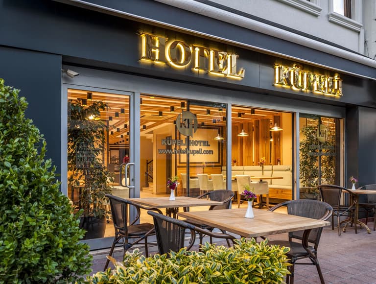 Dans cet atelier, vous créerez un parfum de haute qualité, durable, avec une concentration de 25 % en essence — comme les parfums de luxe. Votre mélange personnalisé restera jusqu’à deux jours, en faisant un souvenir unique et personnel, différent de tout souvenir ordinaire.