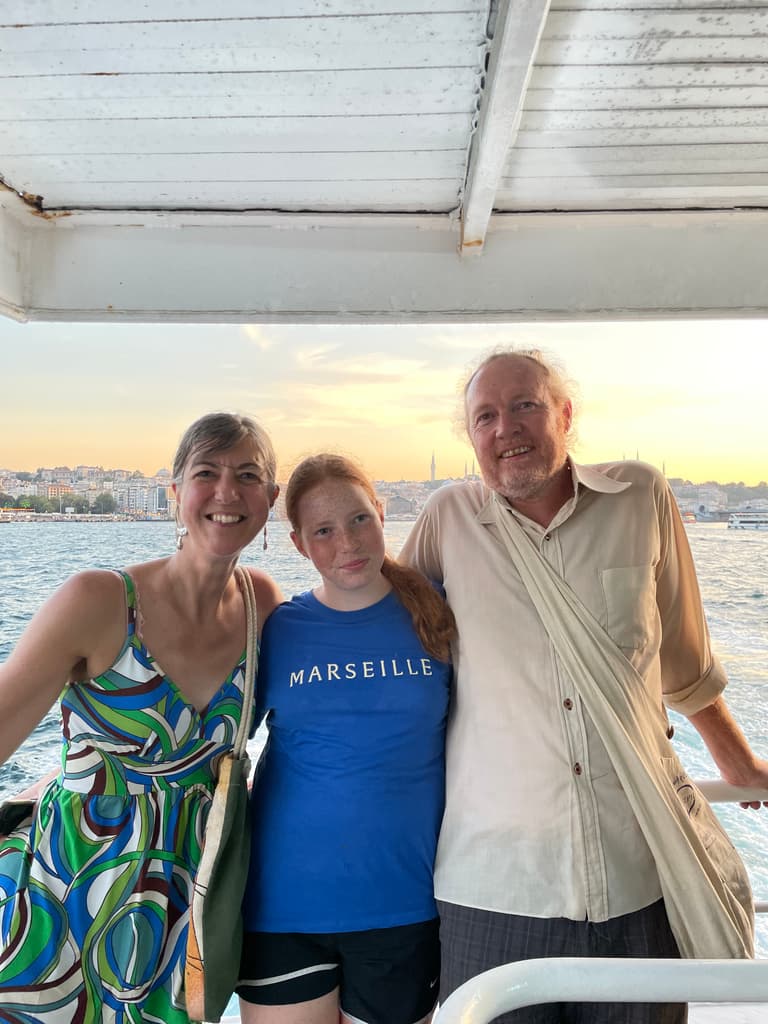 Istanbul offre une richesse d’attractions que les adolescents et les familles trouveront captivantes. Voici quelques sites à ne pas manquer : - **Tour de Galata** : cette tour du XIVe siècle offre une vue panoramique à 360 degrés d'Istanbul. C’est un excellent endroit pour que les adolescents apprécient l’immensité et l’histoire de la ville. Pour éviter les longues files d’attente, visitez tôt dans la journée. Le tarif d’entrée commence à 10 livres turques. - **Musée du Palais de Topkapi** : autrefois le cœur de l’Empire ottoman, ce palais offre un aperçu de la vie royale. Les adolescents peuvent explorer le Harem et voir des artefacts comme le Diamant Spoonmaker. Prévoyez au moins 2-3 heures pour une visite approfondie. Le tarif d’entrée commence à 20 livres turques. - **Mosquée Sainte-Sophie** : chef-d'œuvre de l’architecture, cette mosquée présente de magnifiques mosaïques et une histoire riche. C’est un lieu idéal pour que les adolescents découvrent la culture byzantine et ottomane. Habillez-vous modestement et préparez-vous aux contrôles de sécurité. - **Place Beşiktaş** : un quartier animé avec des boutiques, des cafés et de l’art de rue. Les adolescents peuvent goûter des snacks locaux et acheter des souvenirs. C’est aussi une plateforme pour les transports en commun, facilitant l’accès aux autres parties de la ville. - **Galataport** : une zone moderne en bord de mer avec le musée d’art moderne d’Istanbul et diverses restaurations. Les adolescents intéressés par l’art contemporain apprécieront les expositions du musée. Consultez le calendrier du musée pour tout événement ou atelier spécial. Pour optimiser votre journée, envisagez de visiter la Tour de Galata et le musée du Palais de Topkapi le matin, suivi d’un déjeuner à la place de Beşiktaş. L’après-midi, explorez la Mosquée Sainte-Sophie et terminez par une visite à Galataport. Cet itinéraire équilibre l’exploration historique et les expériences modernes, en maintenant l’intérêt des adolescents toute la journée.