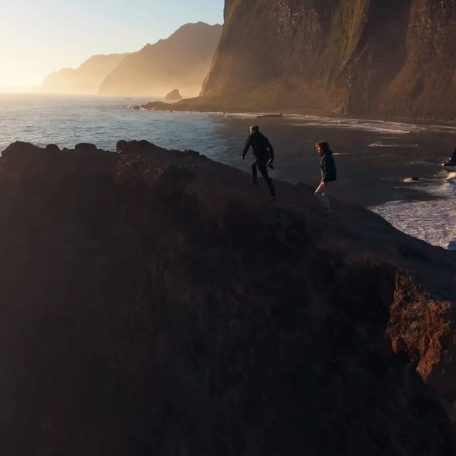 Its always worth to go for a sunrise in Madeira! ☀️

This Sunrise at Miradouro d