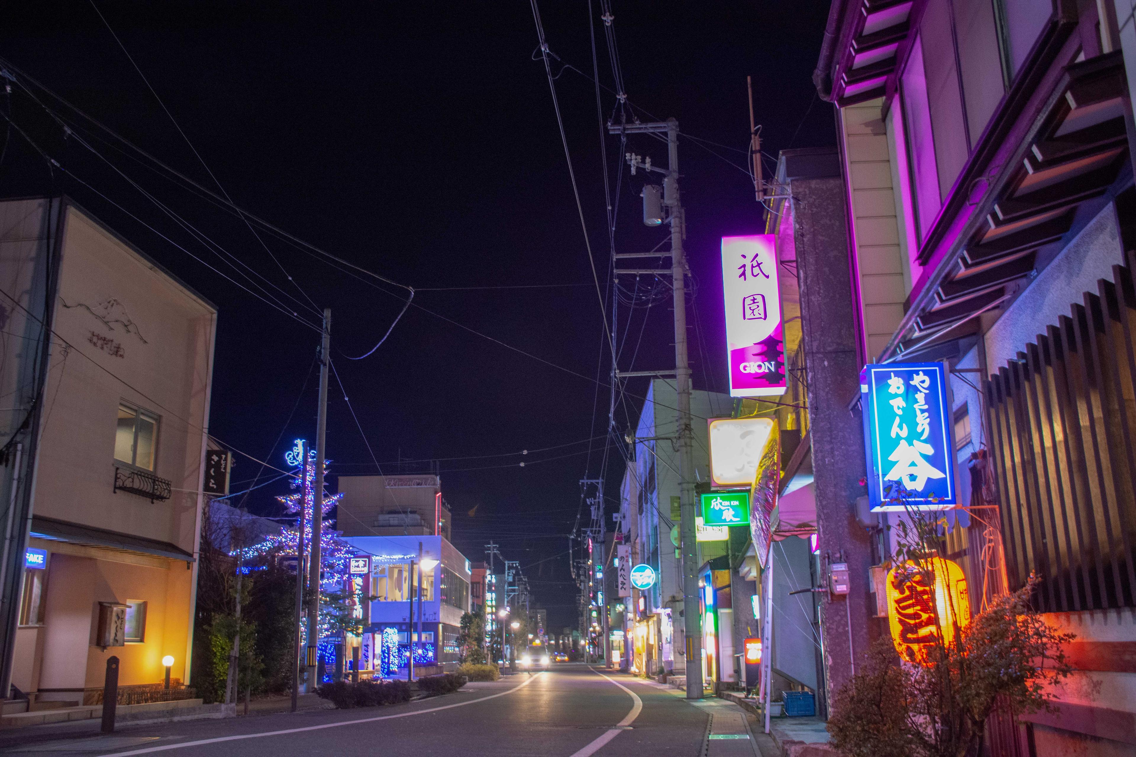 夜はバラエティ豊富な飲食店街へ！