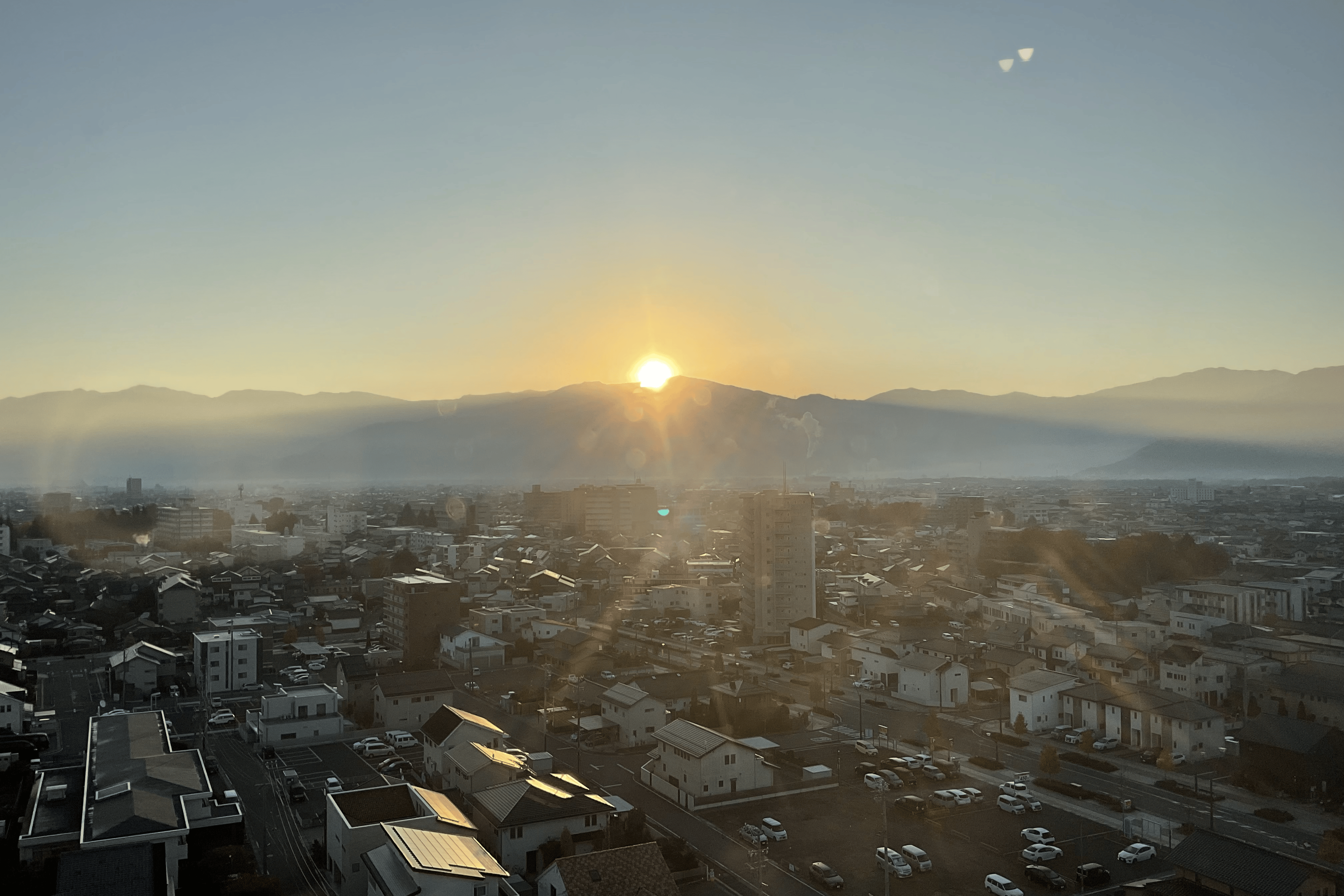 視界いっぱいに広がる空と朝日