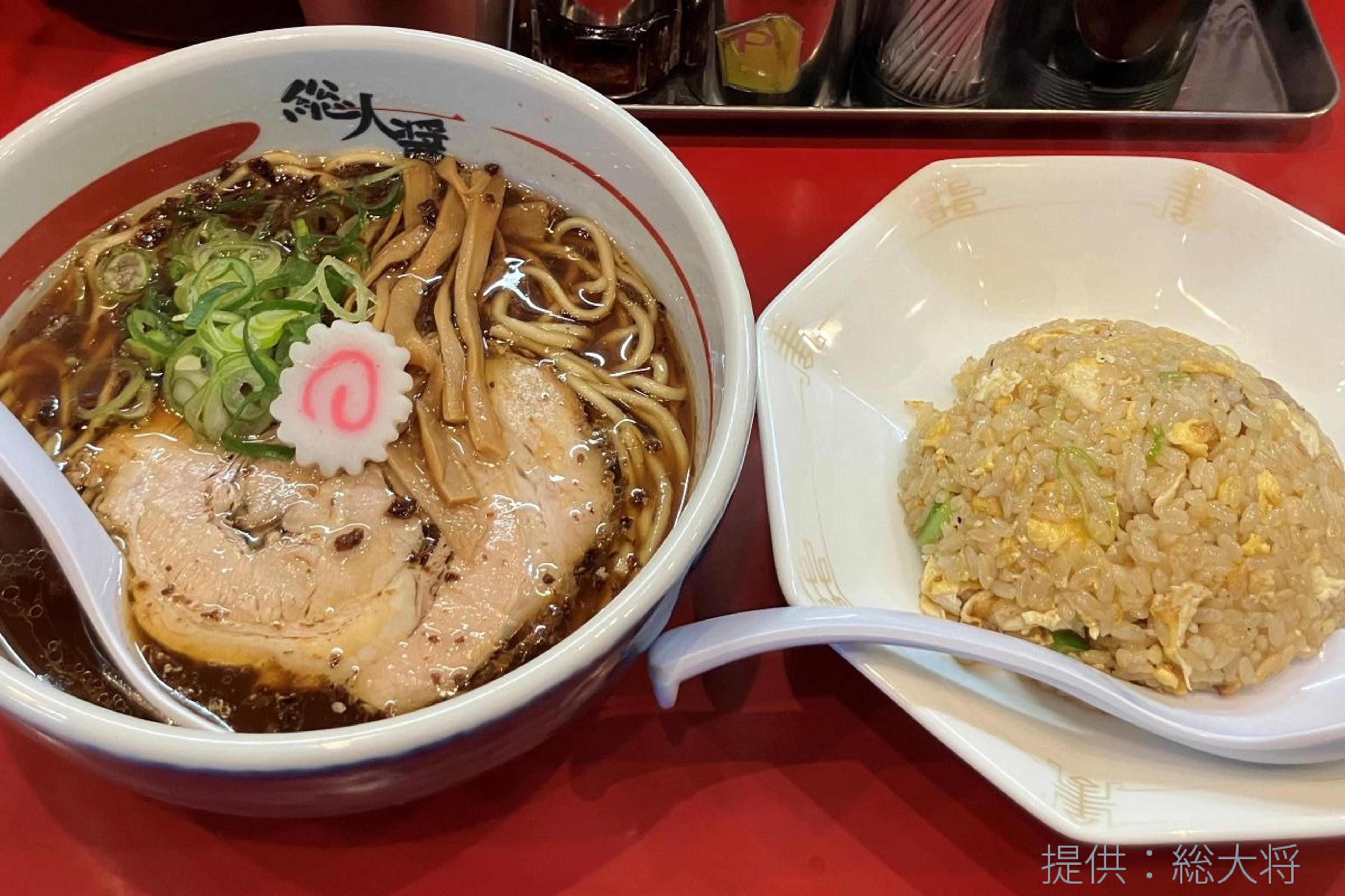 徒歩1分！行列のできるラーメン屋あり