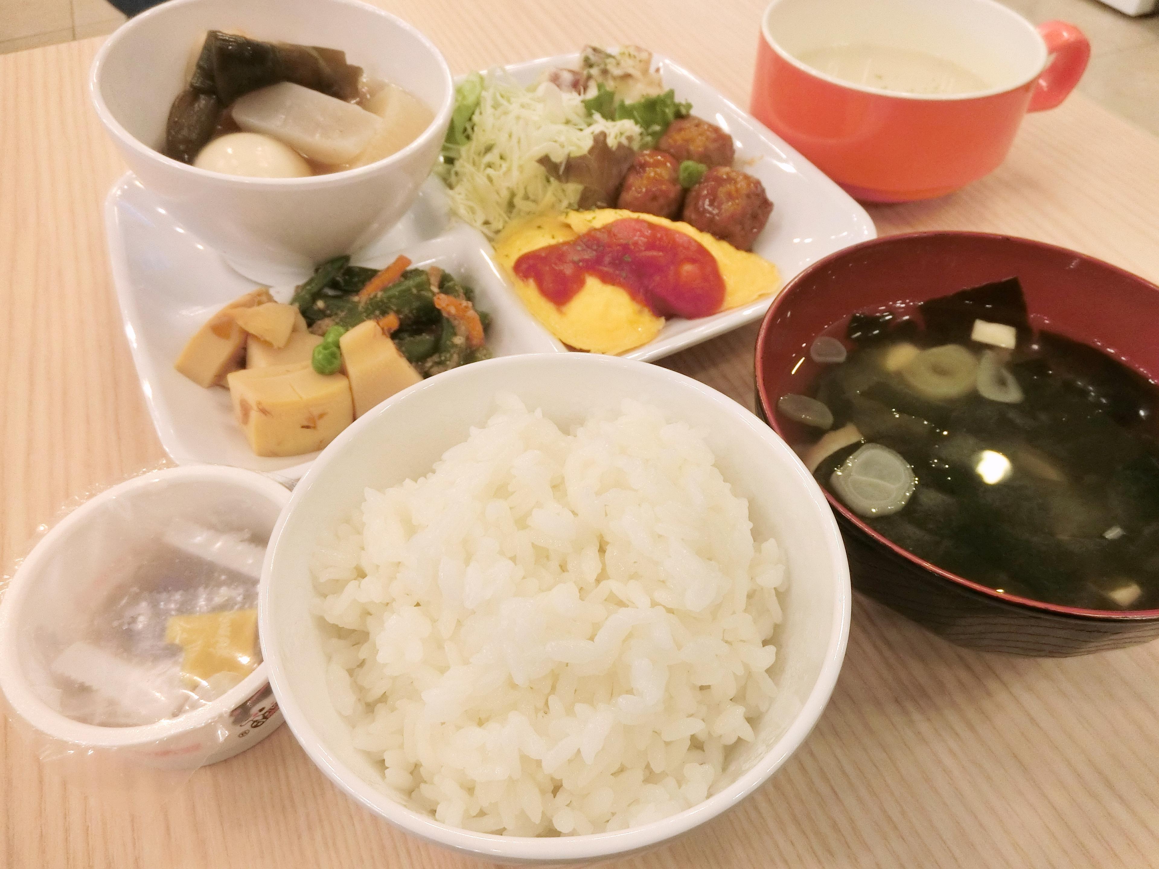 秋田県産米100％あきたこまちの朝食
