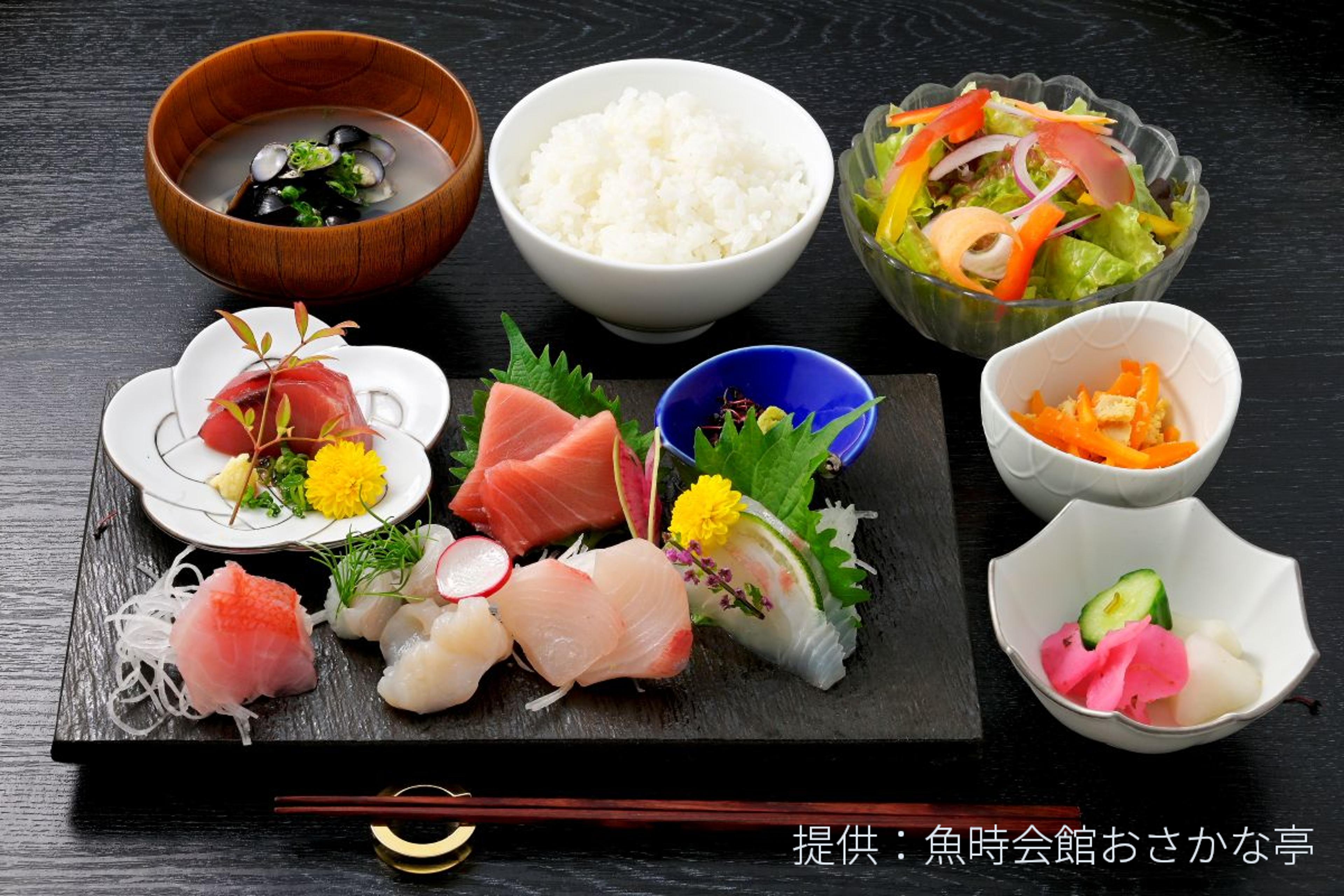 近隣飲食店にて地魚や地酒を堪能できます