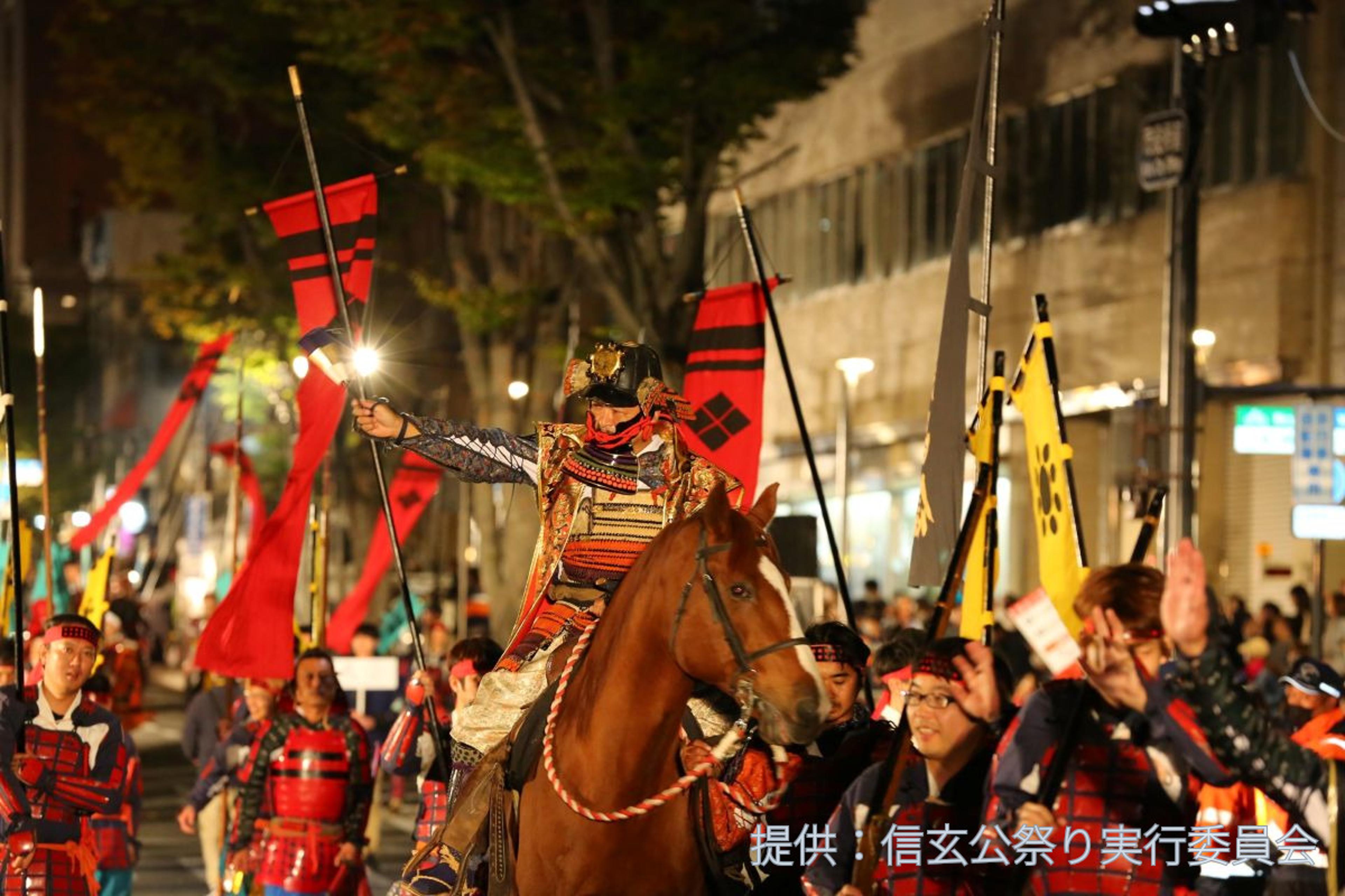 間近で見る信玄公祭りは迫力満点！