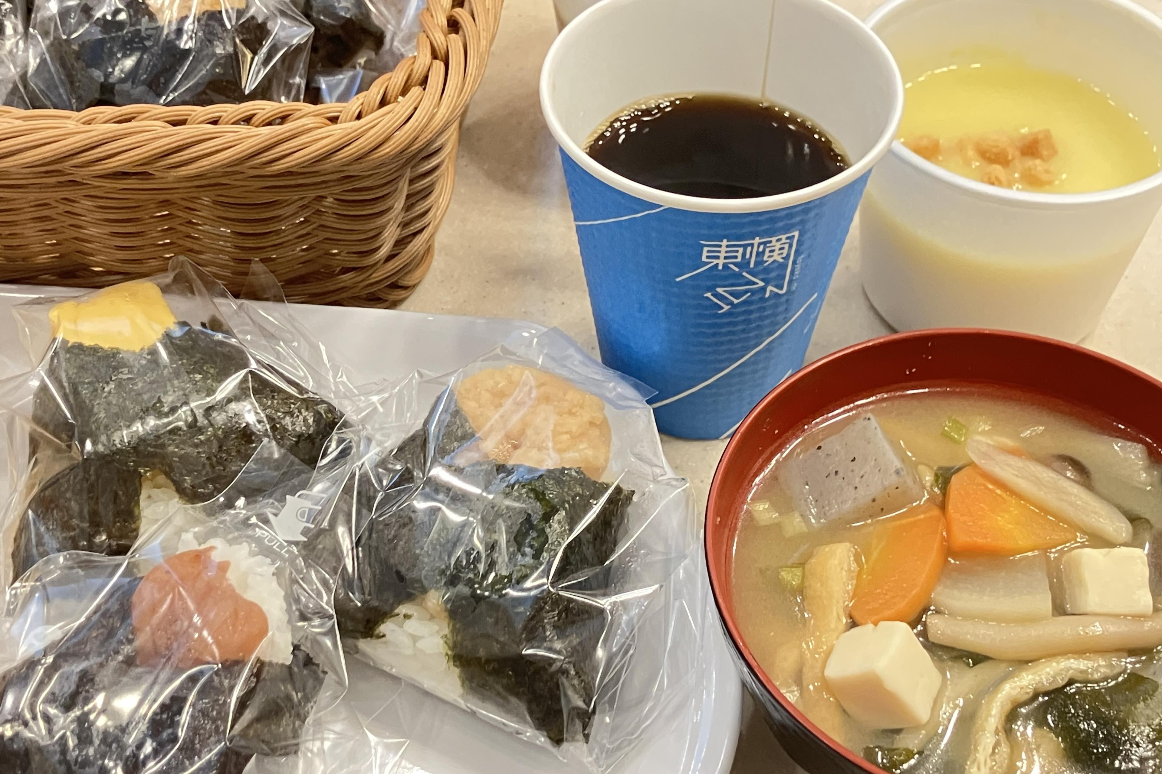 朝から元気に！具だくさん味噌汁とおにぎり