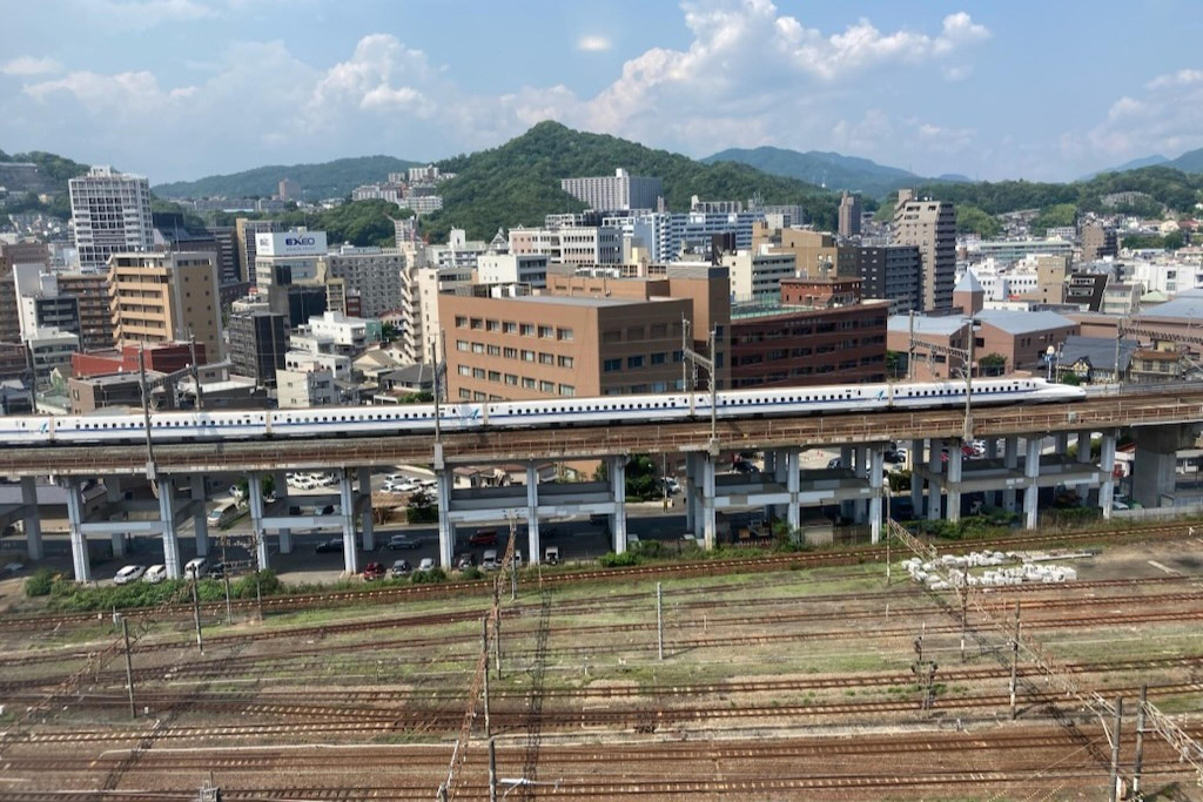 窓辺で過ごす、あなただけの鉄道シアター