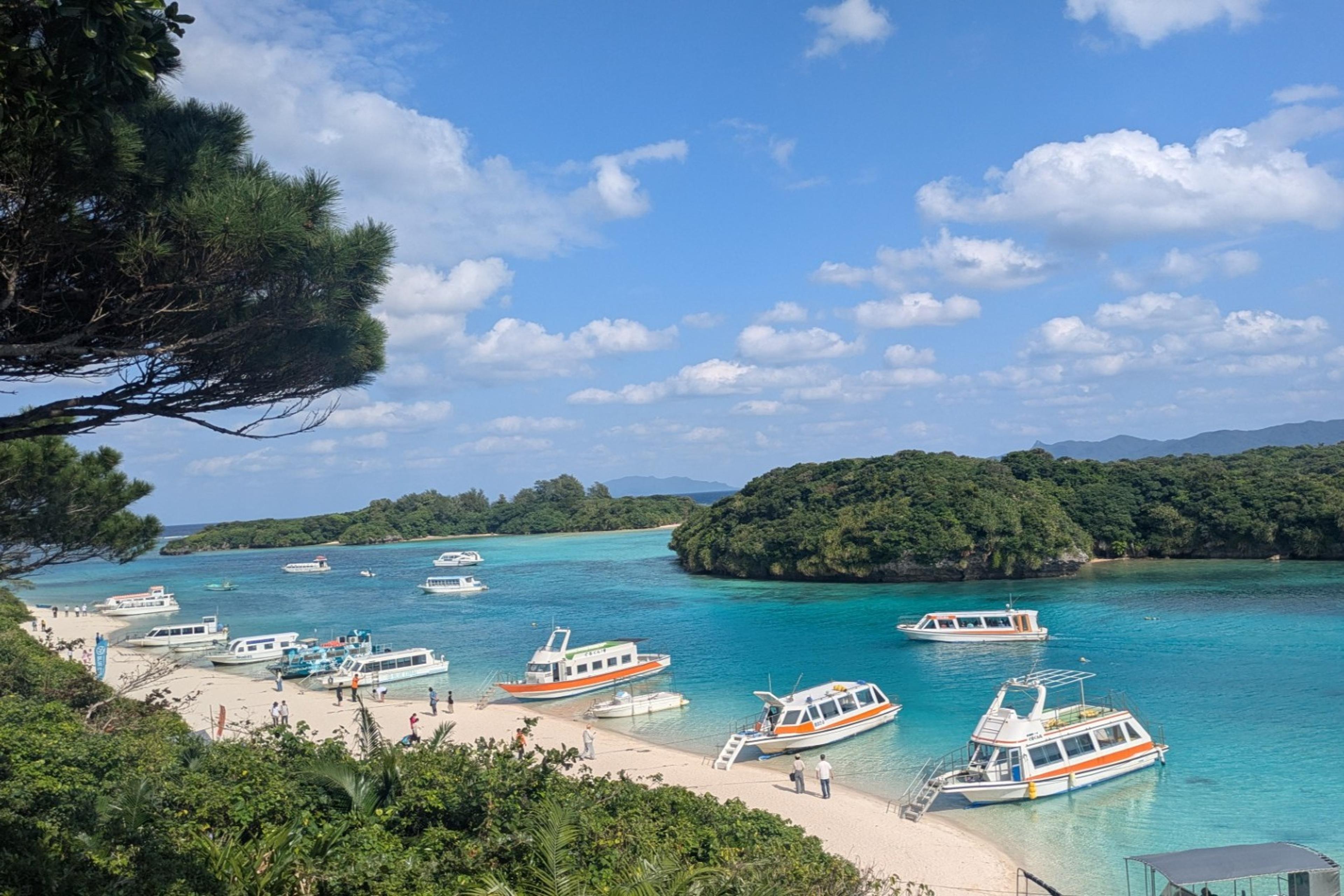 川平公園まで車で約30分