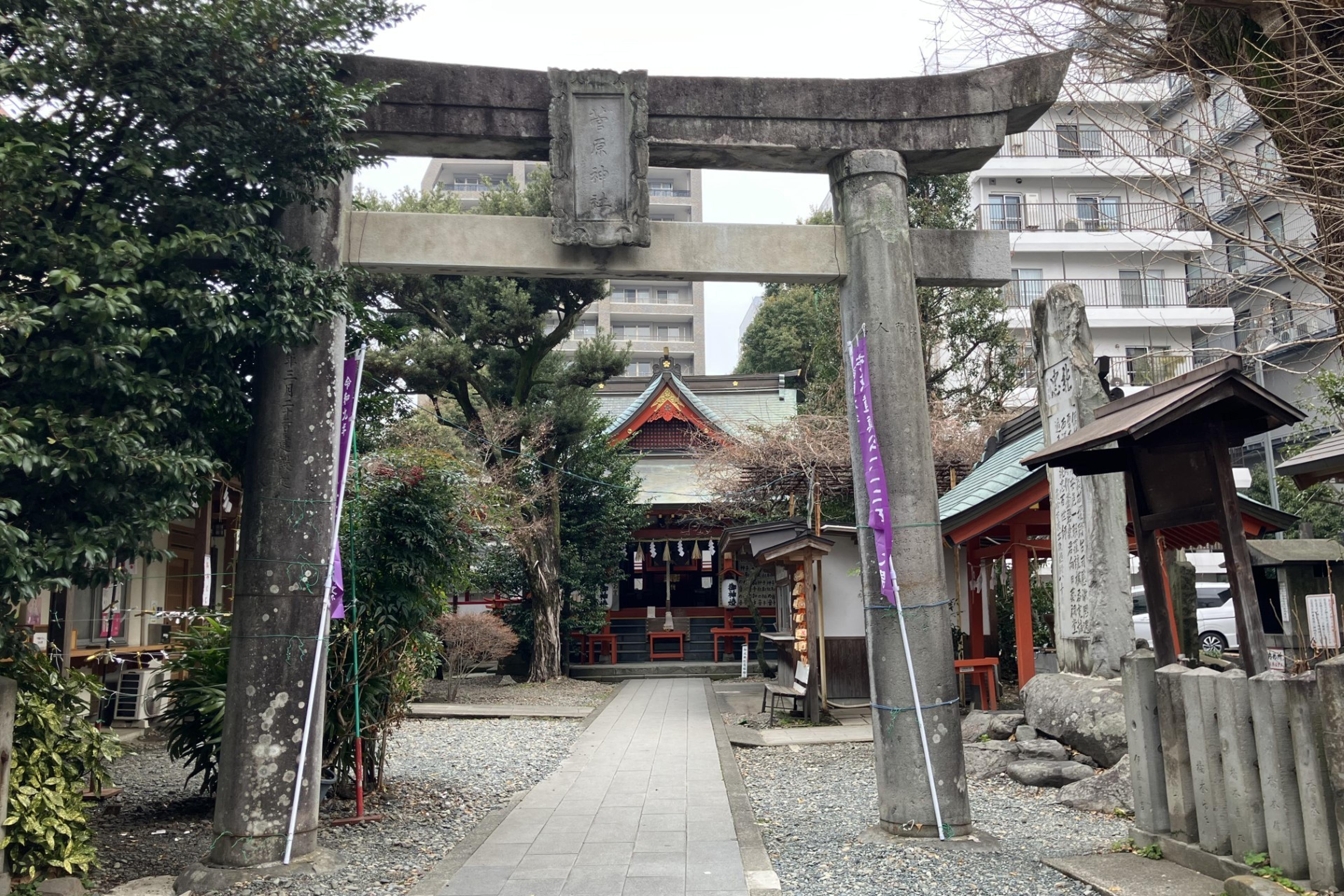 神社参道内にあるホテル