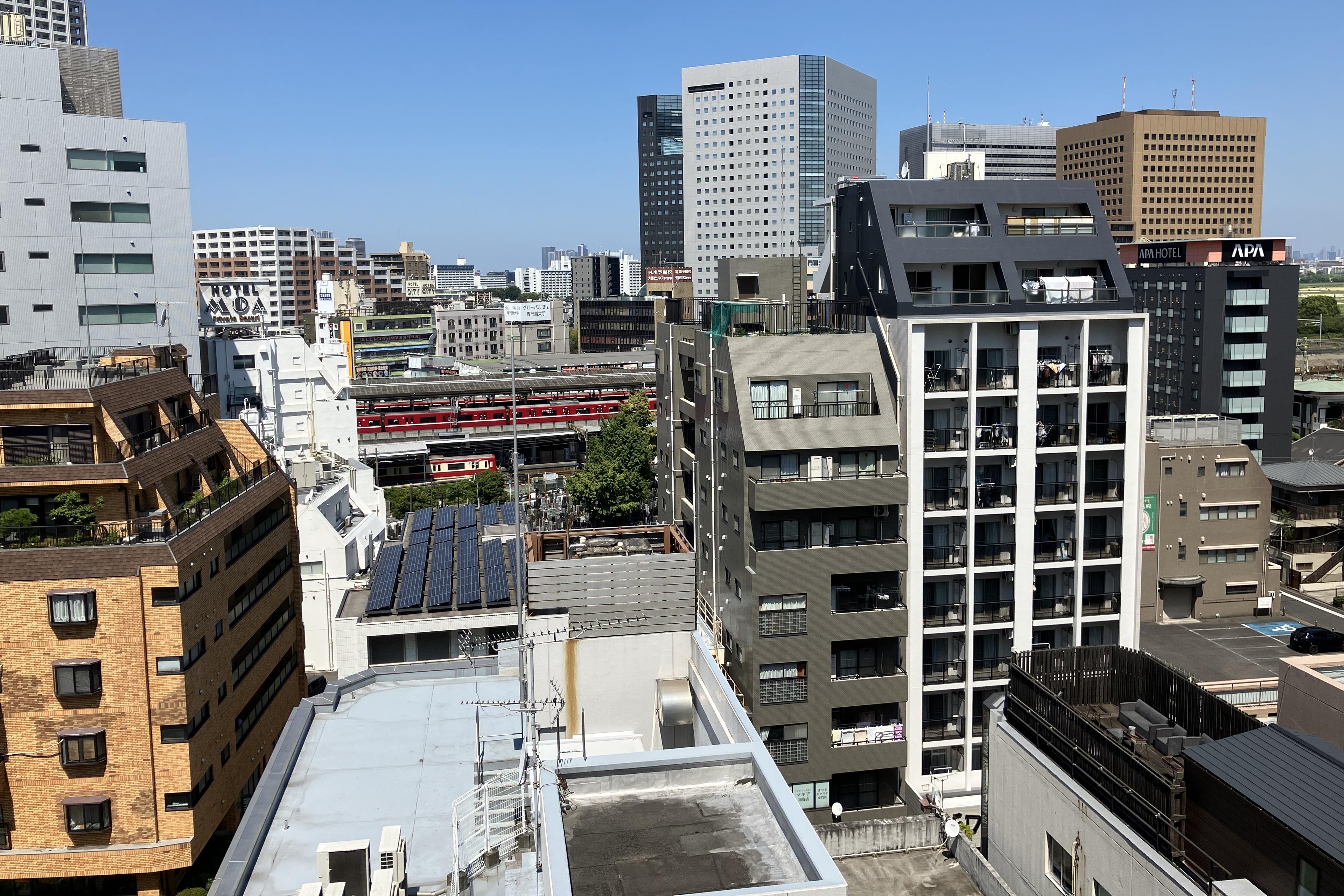 ビル合間の京急絶景ルーム
