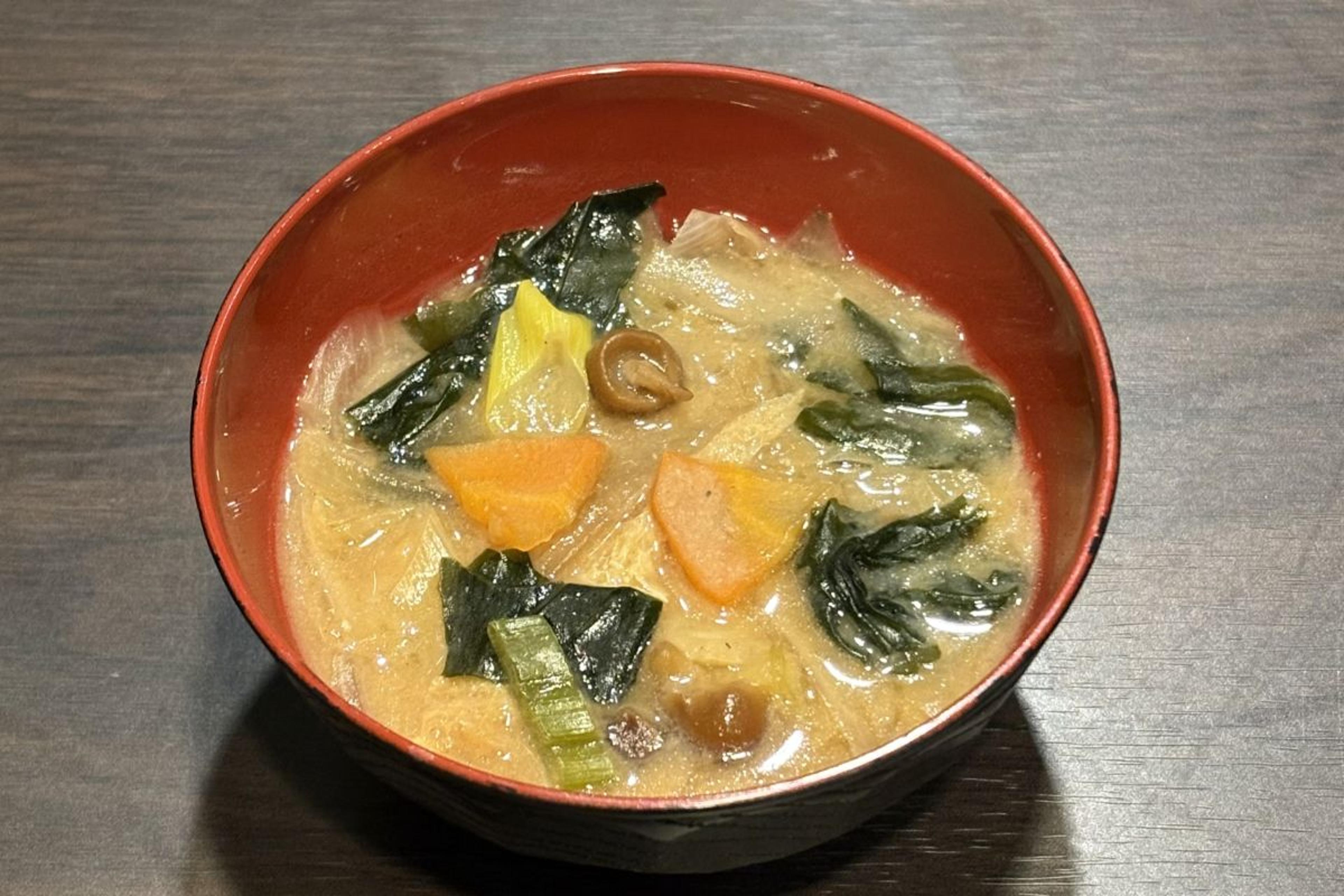 地元野菜たっぷりのお味噌汁を朝食に！