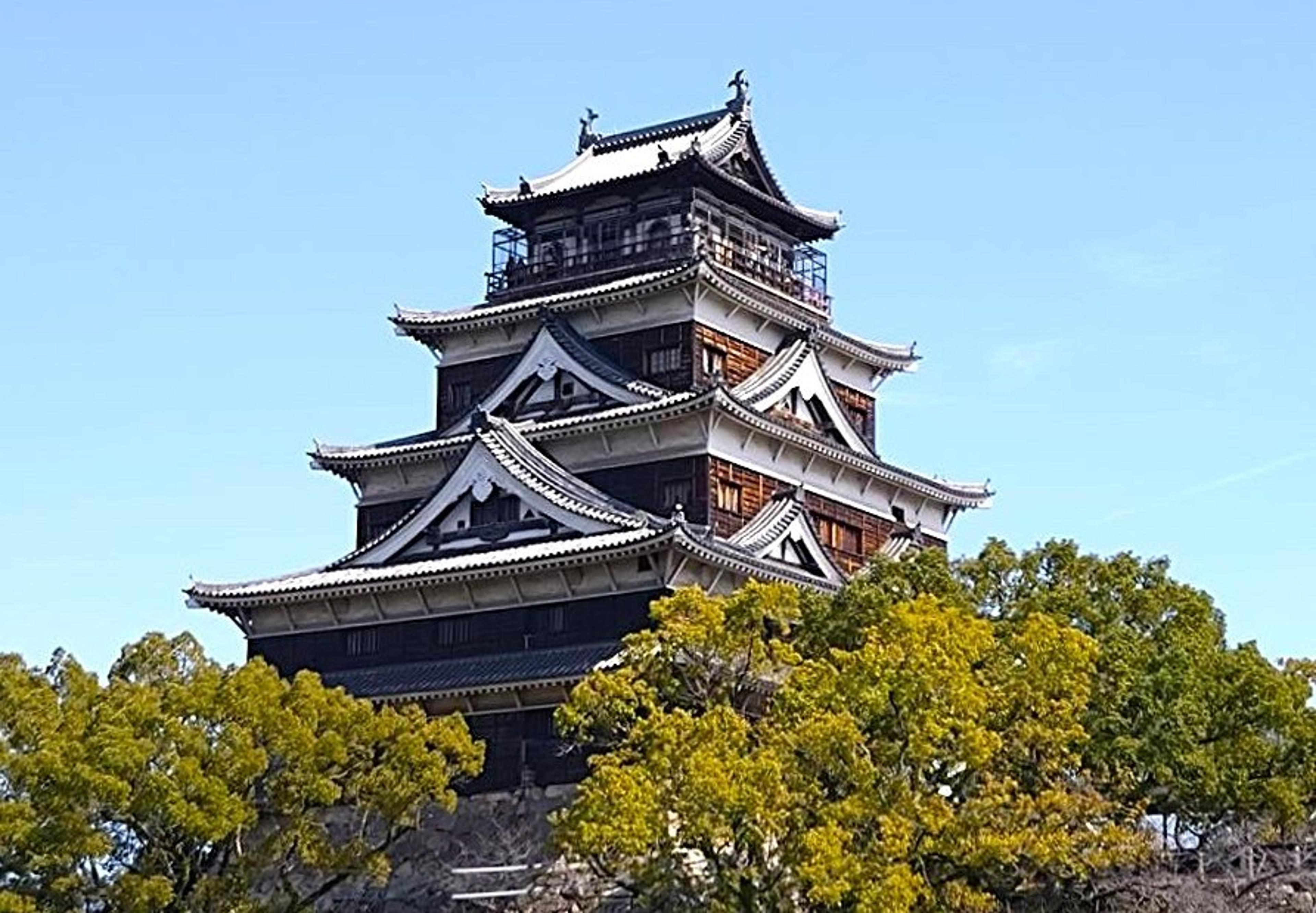 水堀に囲まれた広島城