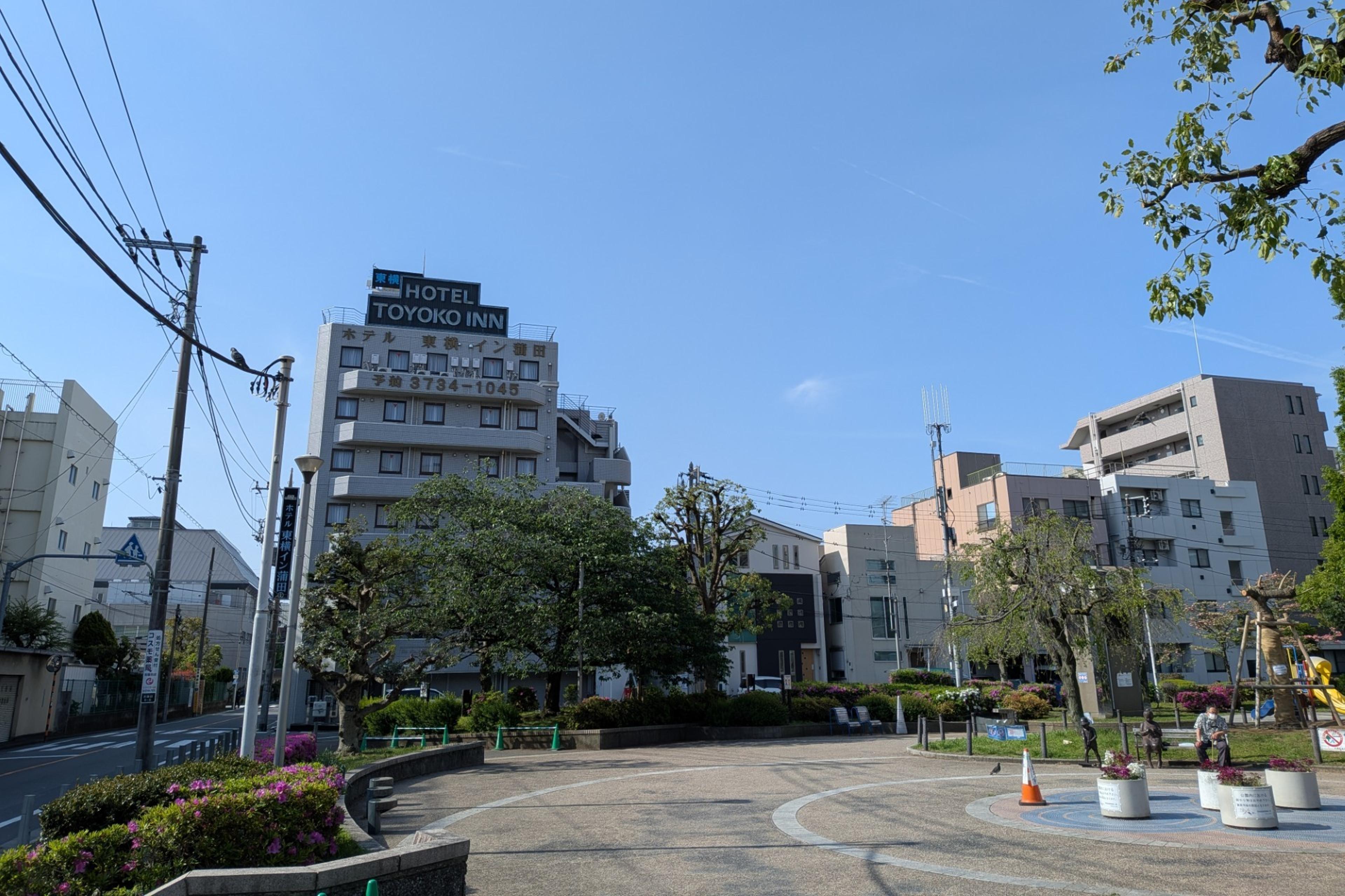ホテル前は桜が自慢の広い公園