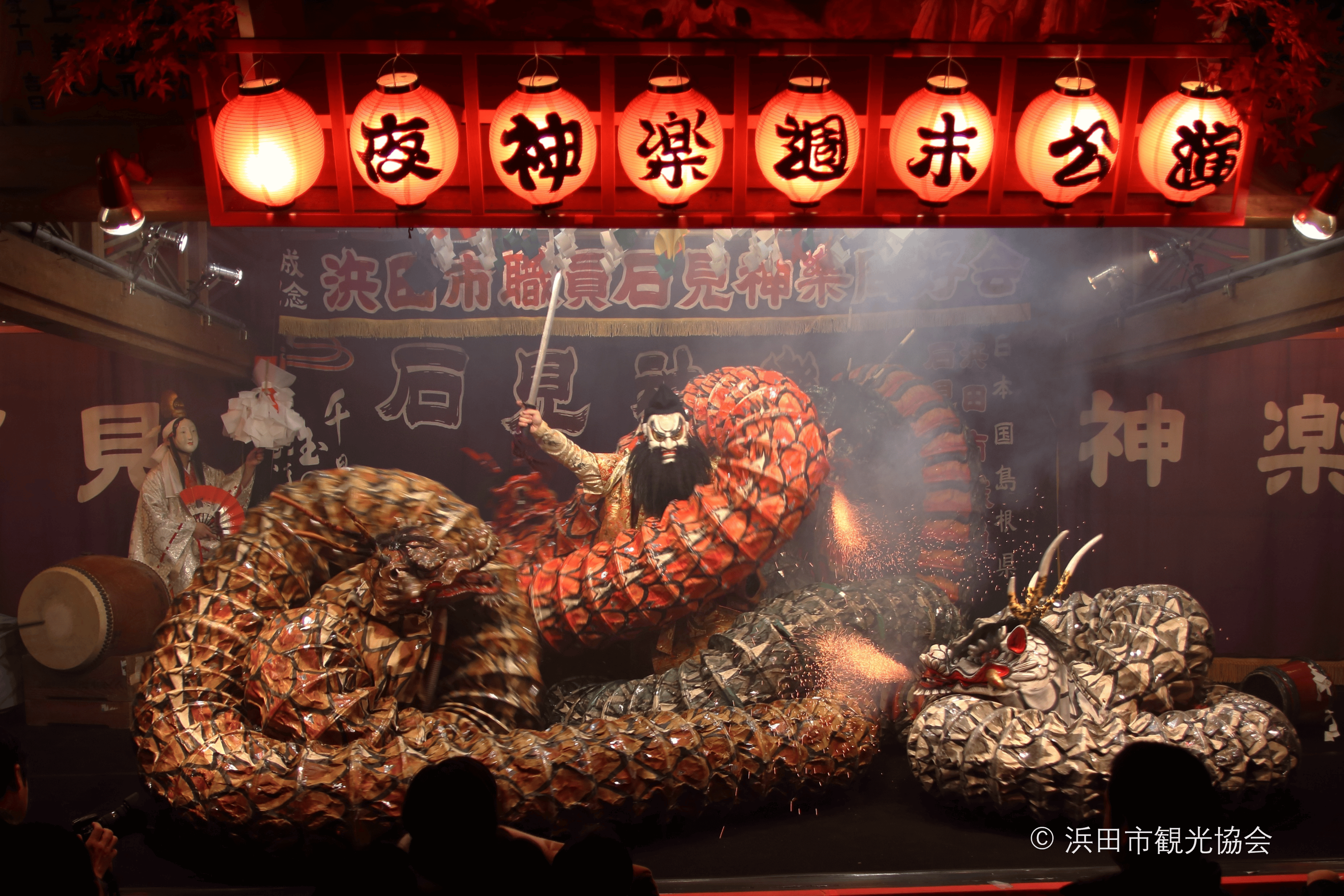本物の石見神楽を荘厳な神社で楽しめます