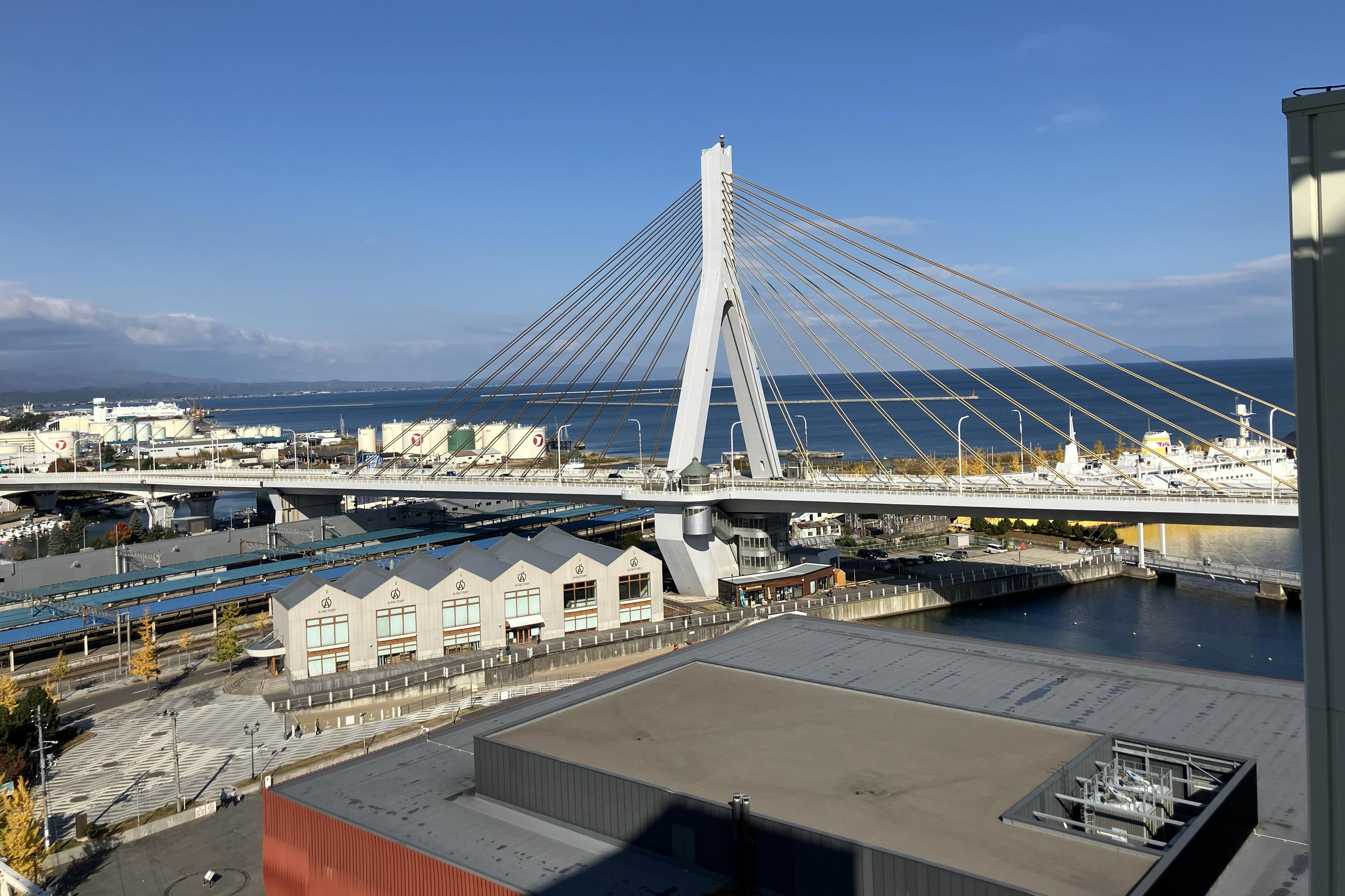 青森ベイブリッジと陸奥湾が見えるお部屋