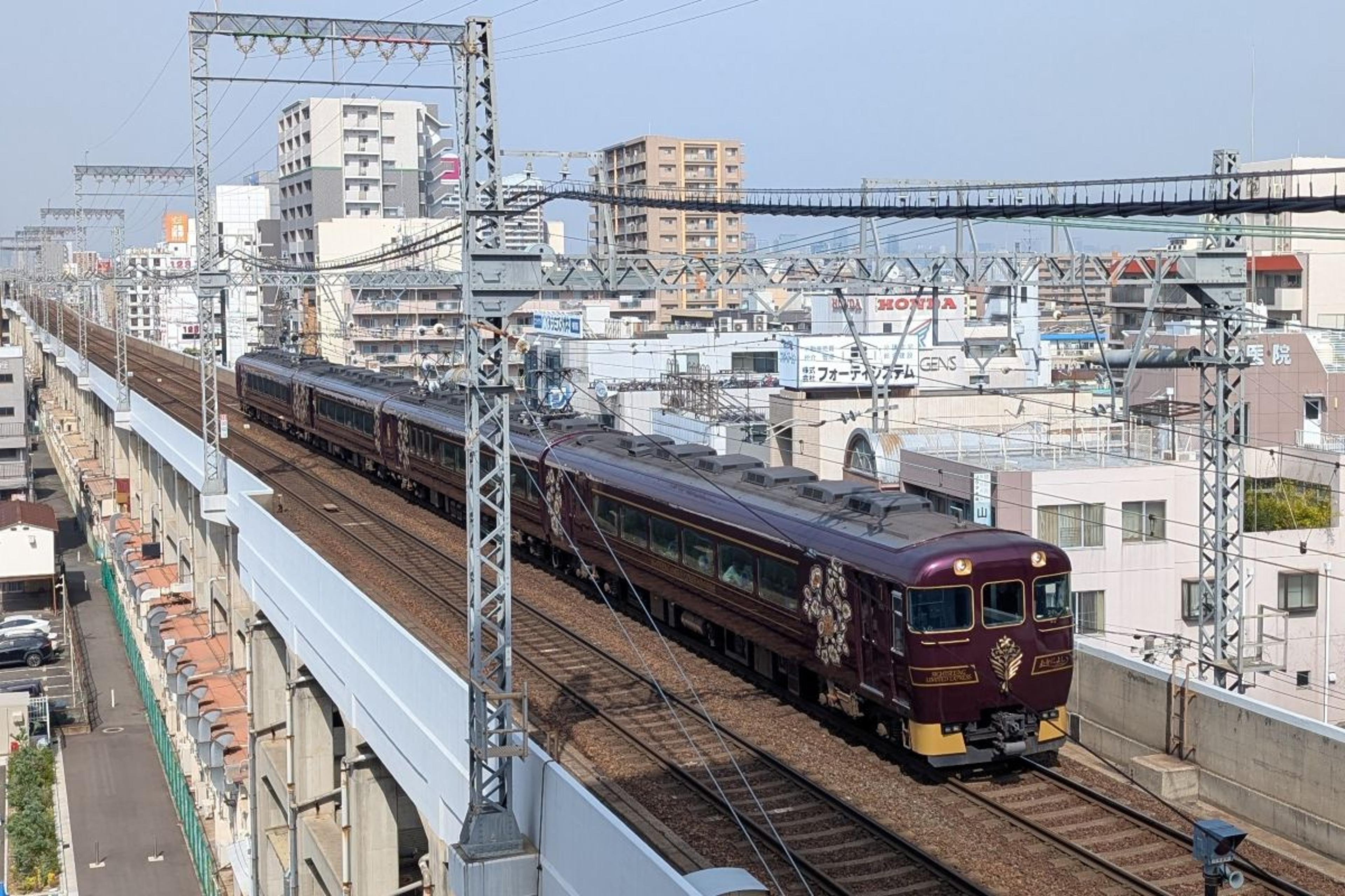 JRと近鉄電車両方のトレインビュ－