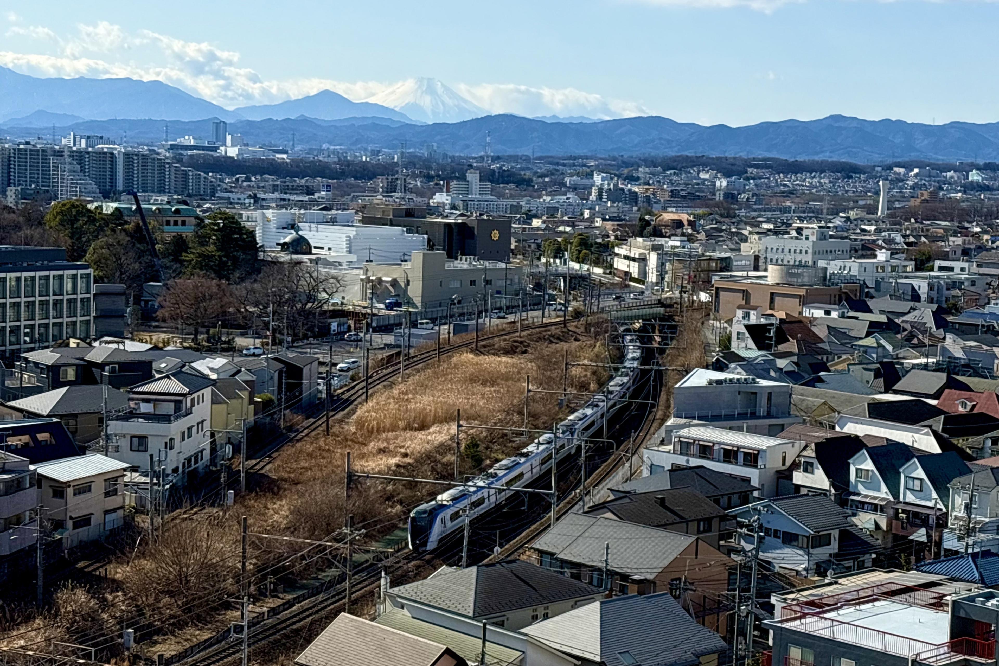 立川を行き交う電車を眺められる客室も！
