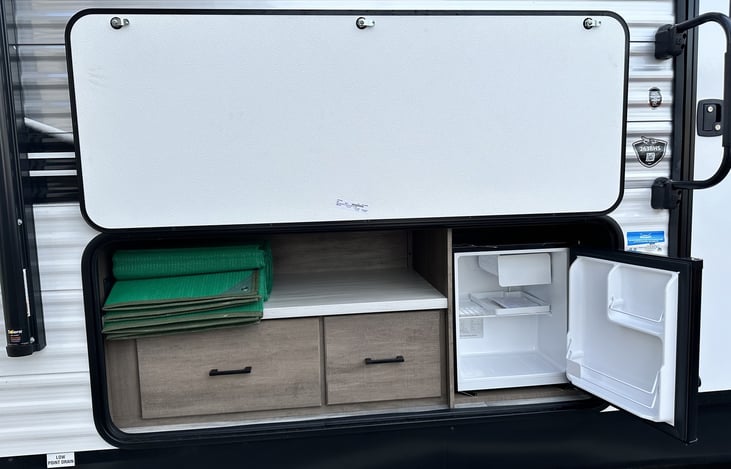 Outdoor Kitchen + Fridge