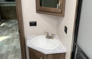 2021 Della Terra 27' sleeps 8 w King Bed