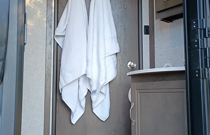 BATHROOM HAS SEPARATE DOOR TO THE OUTSIDE FOR GUESTS TO USE WITH OUT DISTURBING LIVING AREA