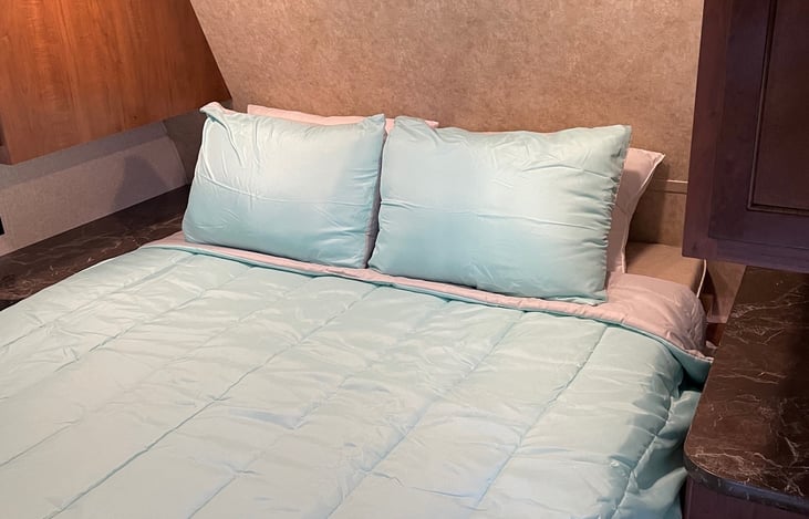 Linens other than sheets available upon requet