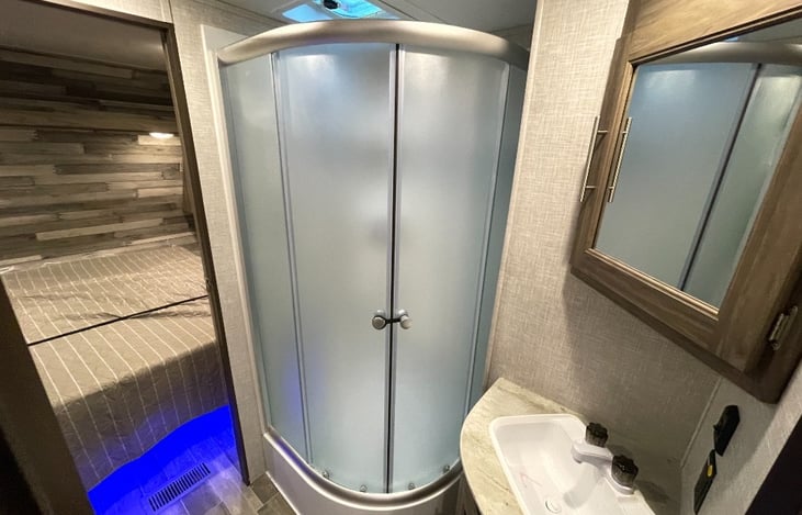 Main Bathroom w/Shower, Sink, and Toilet