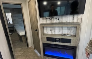 Glamping Haven: 2 Bdrms, Cozy Fire & Paws Welcome!