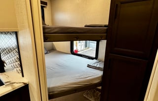 Hollow - 2025 Keystone Arcadia Select 27SBH