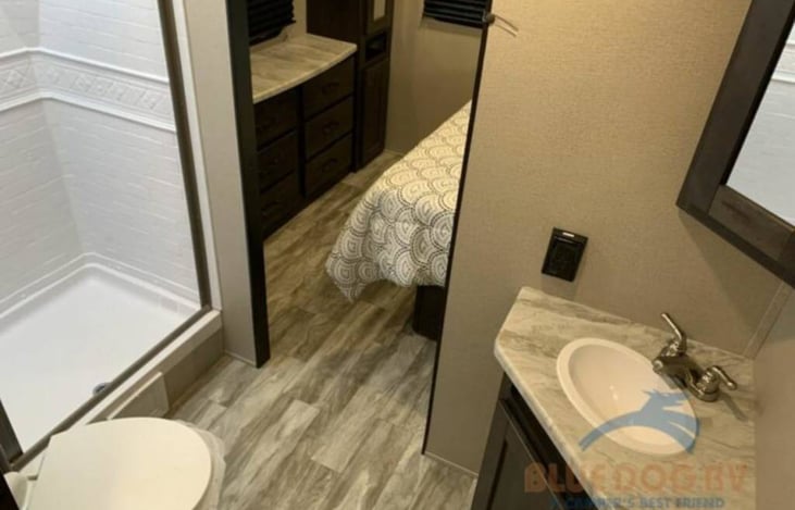 Walk in bathroom with so much room!!!!