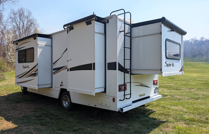 With 3 slides, this Class C RV maximizes interior space to ensure comfort for the whole group.