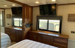 Fully Loaded Winnebago Tour bus 40'